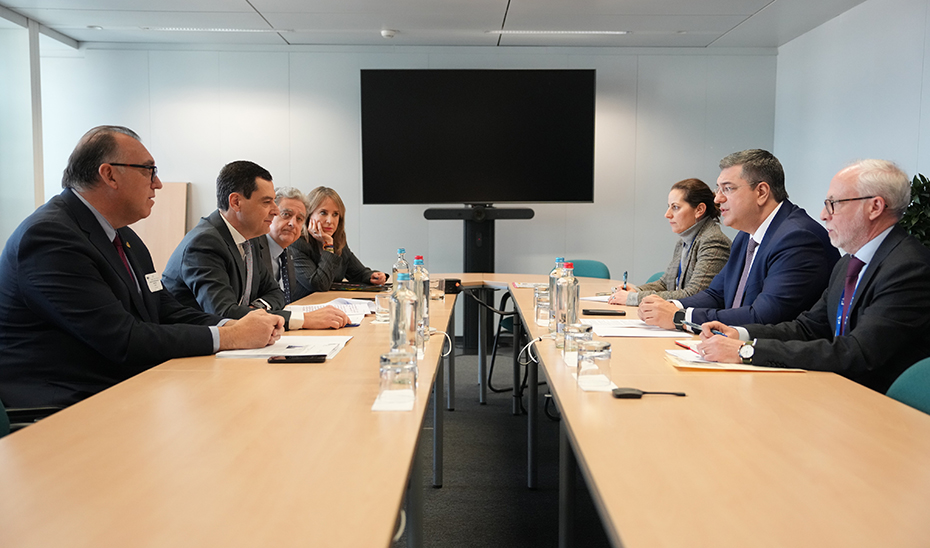Reunión mantenida por el presidente andaluz y el comisario europeo de Transporte Sostenible y Turismo, junto a sus respectivos equipos.